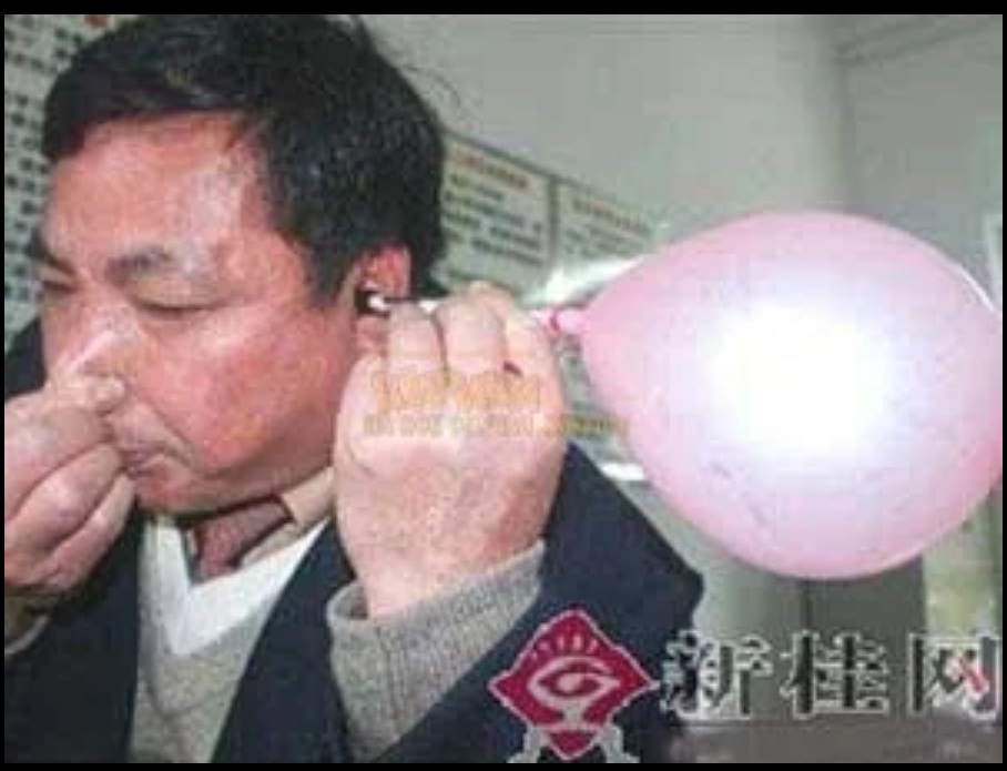 ухом надувает воздушные шарики